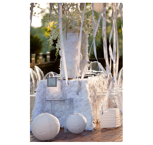 white-feather-linen-orchids-lanterns-ribbon-tree_1495469jpg