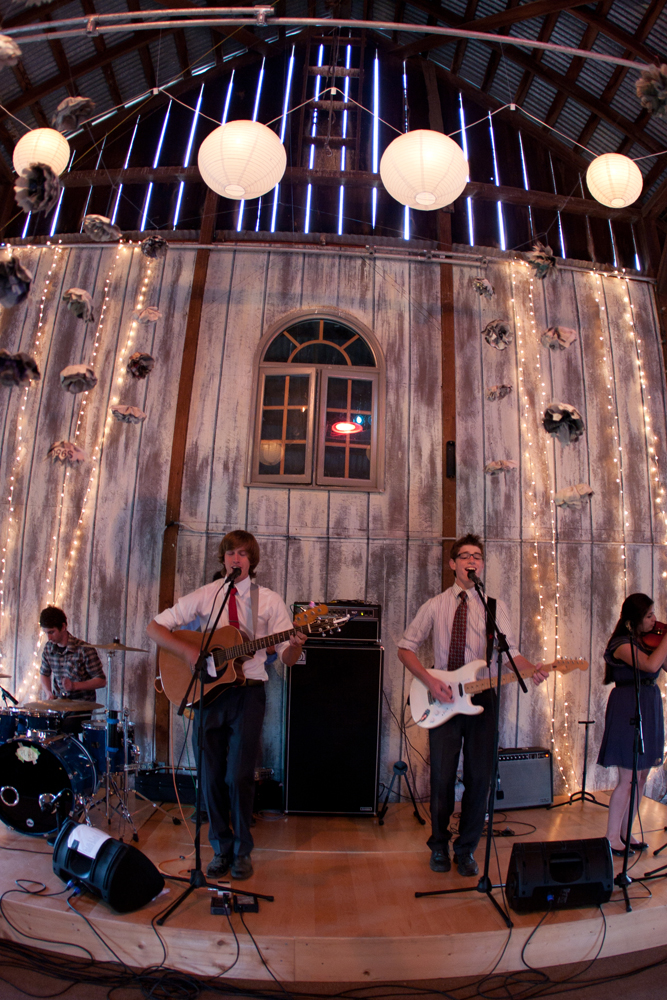 barn-yard-wedding-with-antique-touches