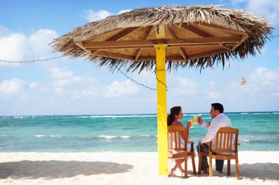 Đám cưới thực tế ở quần đảo Cayman :: Jaime và Matt - Blue umbrella background check đã trở thành một điểm nhấn đáng chú ý, hấp dẫn rất nhiều sự chú ý từ khách hàng. Hãy xem thêm để hiểu rõ hơn về những sản phẩm độc đáo và đầy chất lượng của Blue Umbrella.