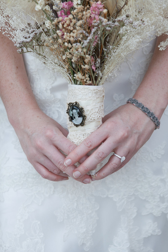 https://www.weddingchicks.com/wp-content/uploads/2012/07/personalized-photo-bouquet-pins-3.jpg