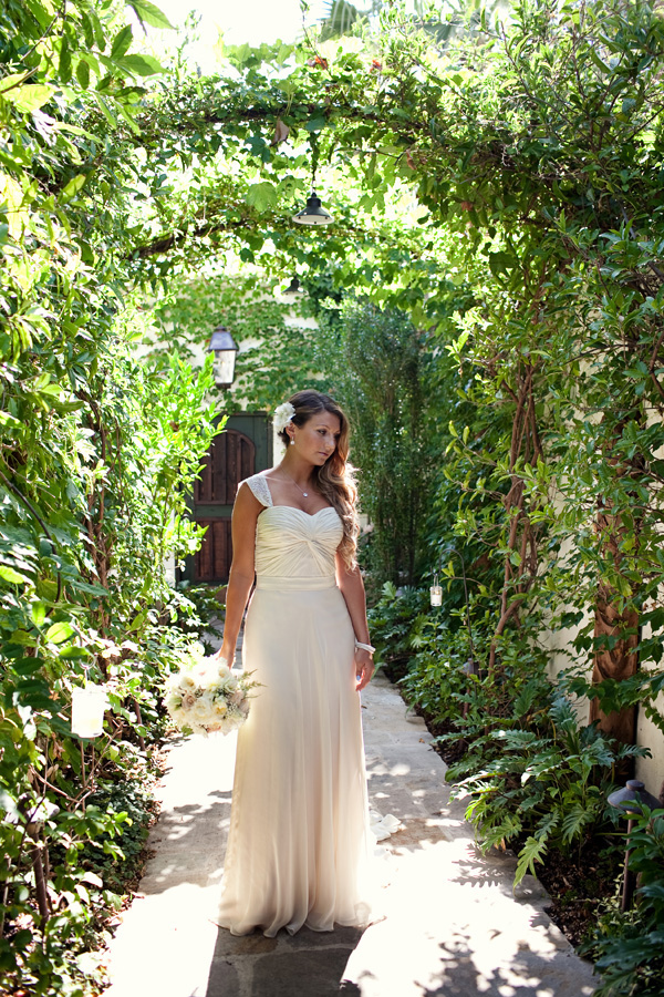 romantic-courtyard-wedding-at-the