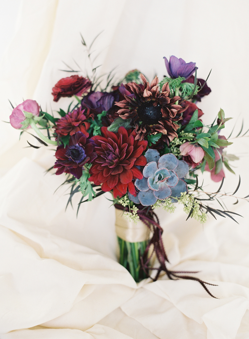 dark-wedding-flower-ideas