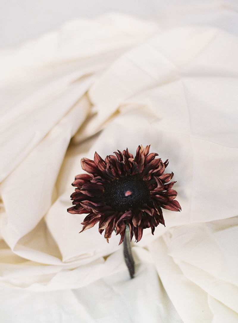 dark-wedding-flower-ideas