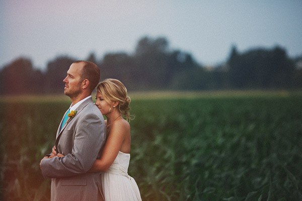 colorful-rustic-wedding-at-swans-trail