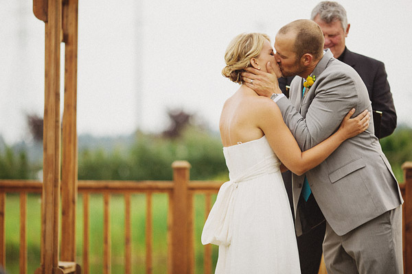 colorful-rustic-wedding-at-swans-trail