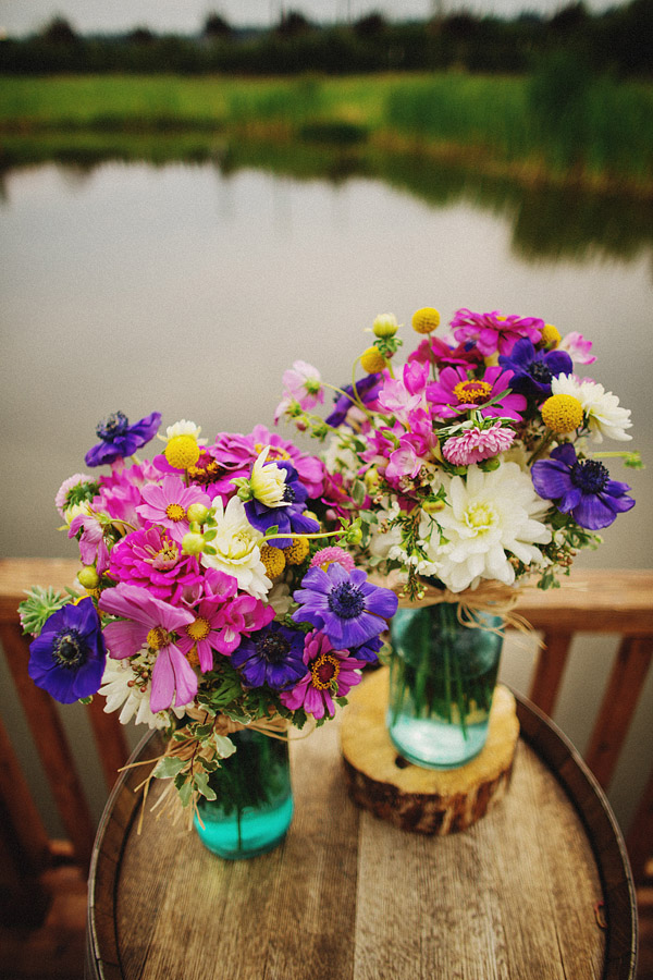 colorful-rustic-wedding-at-swans-trail