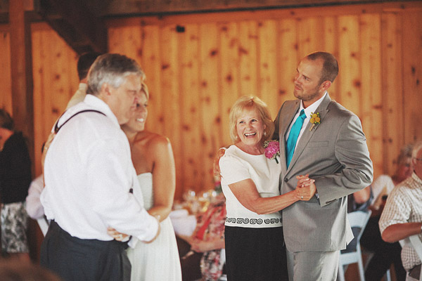 colorful-rustic-wedding-at-swans-trail