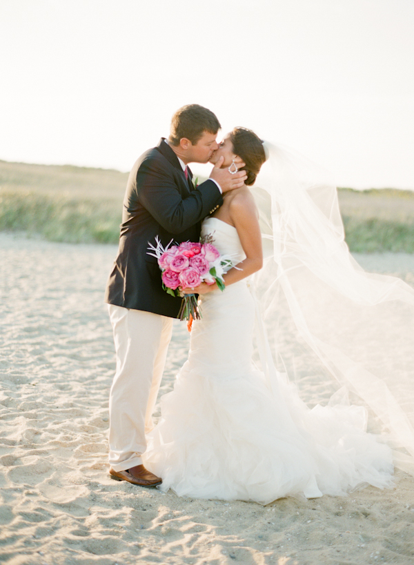 classy-beach-wedding-in-pink-and-gold