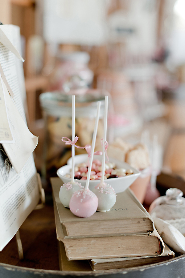 vintage-pink-and-white-wedding