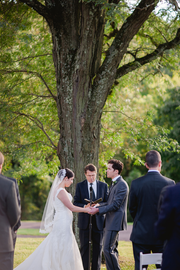 dainty-wedding-with-pops-of-pink