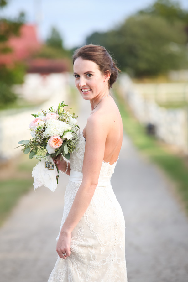 peach-and-white-nostalgic-wedding