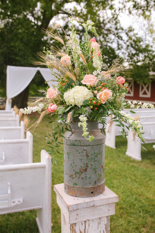 peach-and-white-nostalgic-wedding