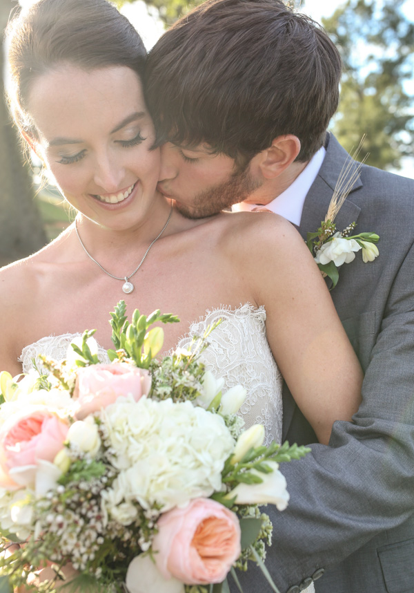 peach-and-white-nostalgic-wedding