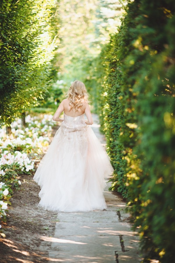 super-romantic-garden-wedding