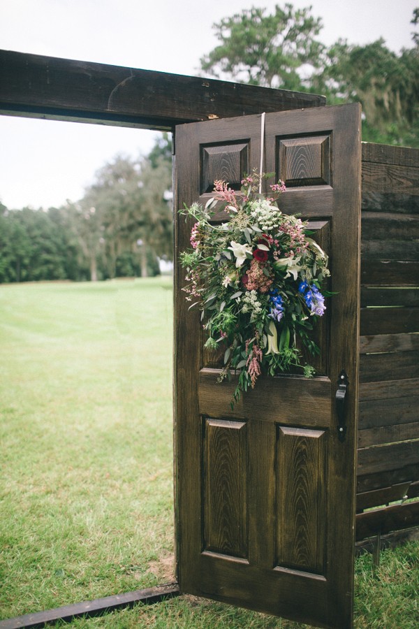 evening-wedding-in-a-barn