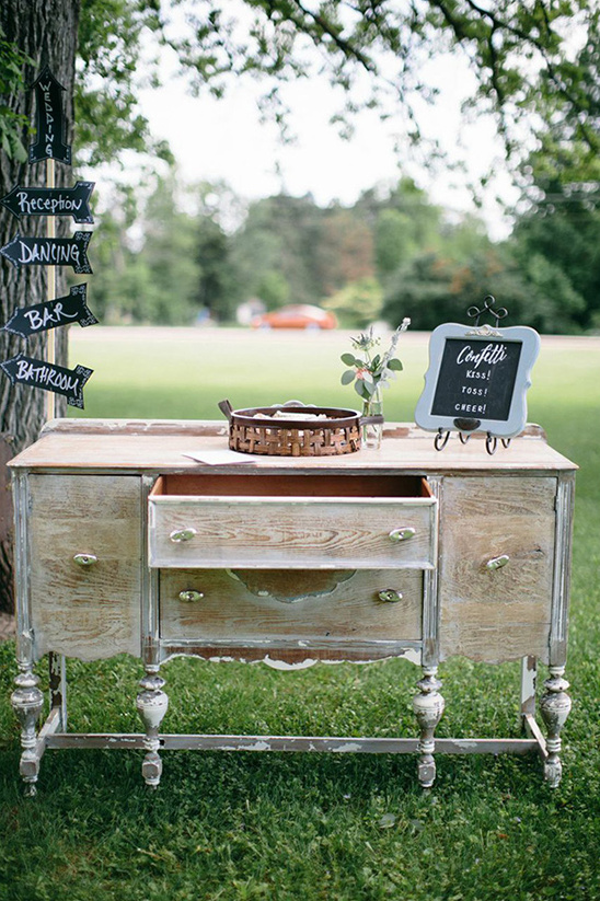 welcome table with confetti