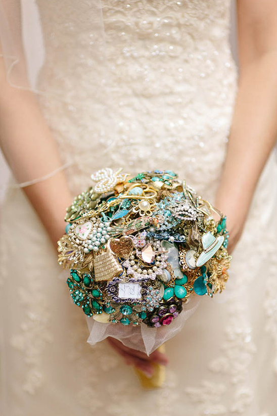 brooch bouquet @weddingchicks