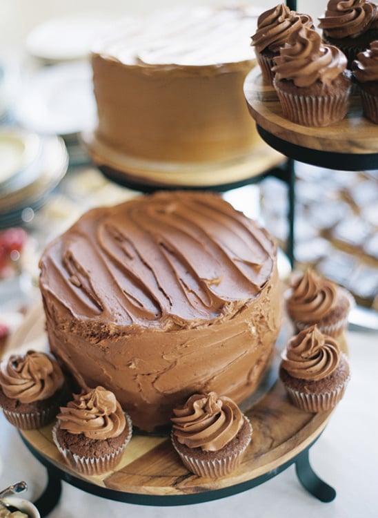 chocolate frosted cake @weddingchicks