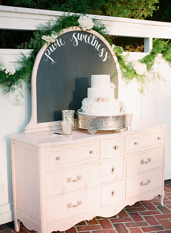 shabby chic wedding cake table @weddingchicks