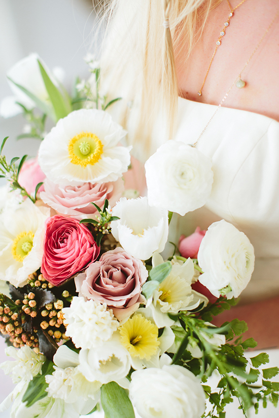 white wedding bouquet @weddingchicks