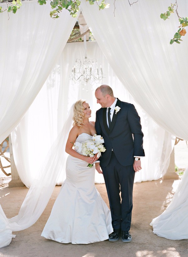 white-gold-and-navy-glam-wedding