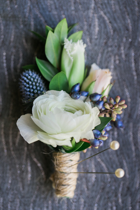 white and blue boutonniere @weddingchicks