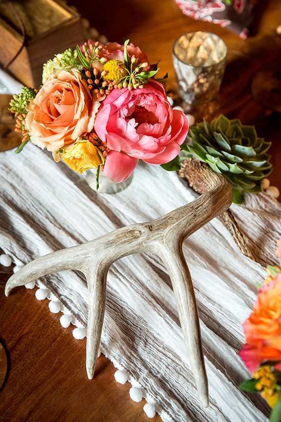 floral and antler centerpieces @weddingchicks