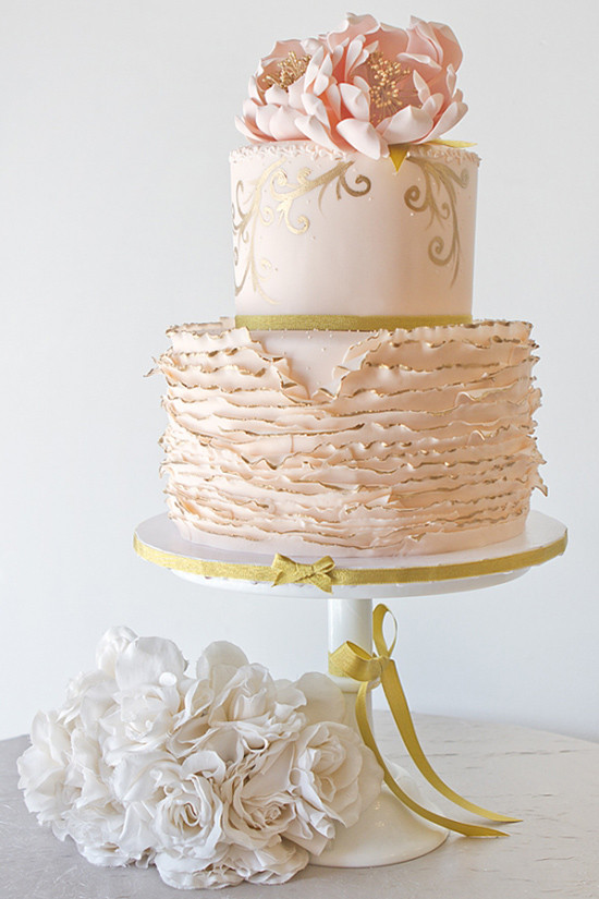 pink and gold wedding cake @weddingchicks