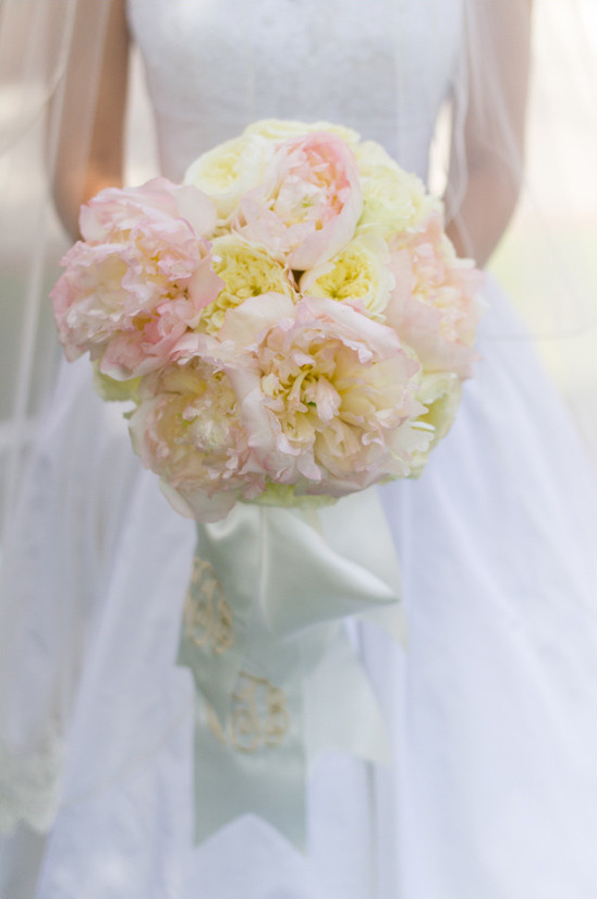 peony and garden rose bouquet @weddingchicks