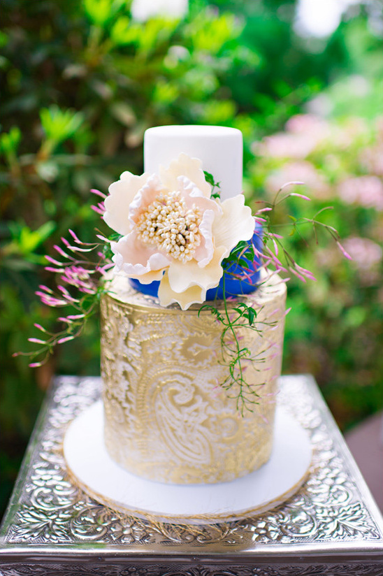 gold and white wedding cake @weddingchicks