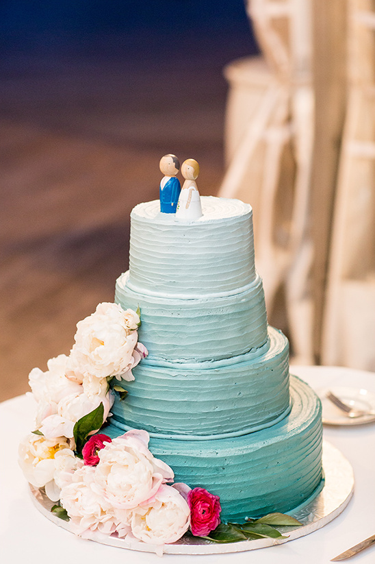 blue ombre wedding cake @weddingchicks