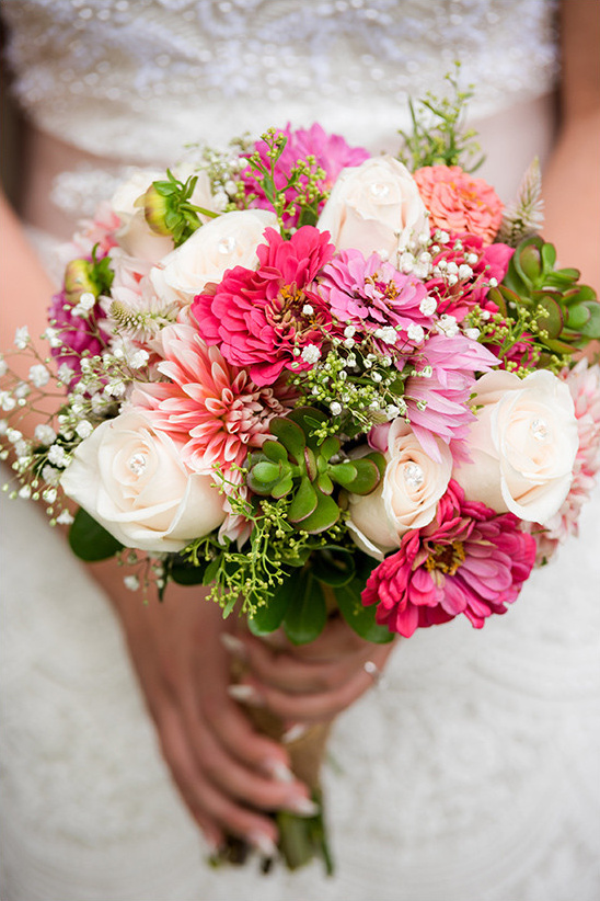 pink and white wedding bouquet @weddingchicks