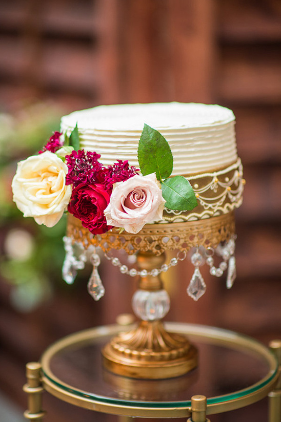 gold and white wedding cake @weddingchicks