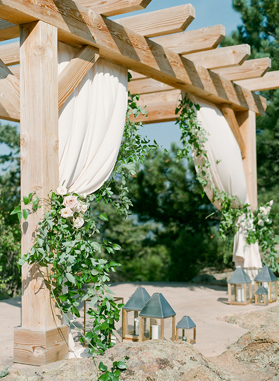 ceremony arch @weddingchicks