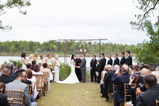 outdoor wedding ceremony @weddingchicks