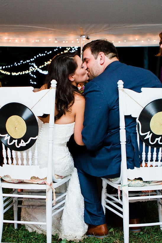 sweetheart table kiss @weddingchicks