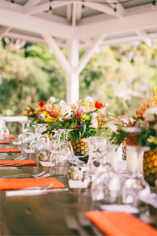 pineapple table decor @weddingchicks