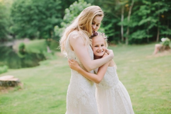 laid-back-purple-and-white-wedding