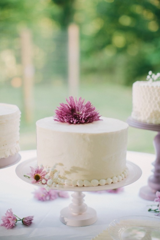 laid-back-purple-and-white-wedding