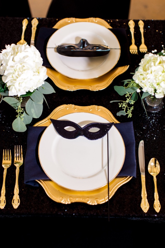 masquerade-black-and-gold-wedding