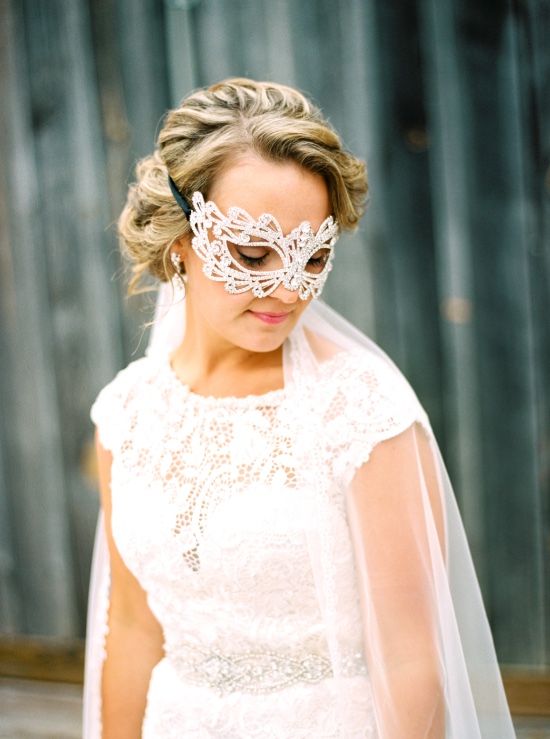 masquerade-black-and-gold-wedding