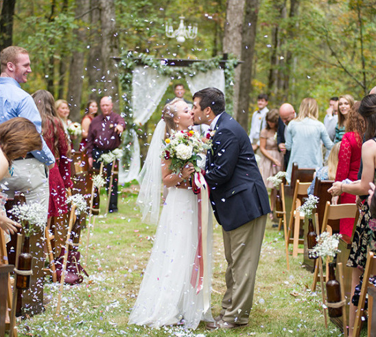 wedding kiss @weddingchicks