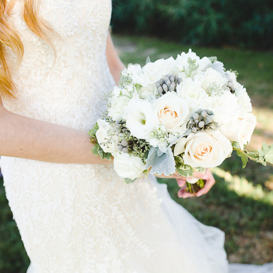 white and grey bouquet @weddingchicks