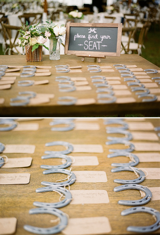 horseshoe escort cards @weddingchicks