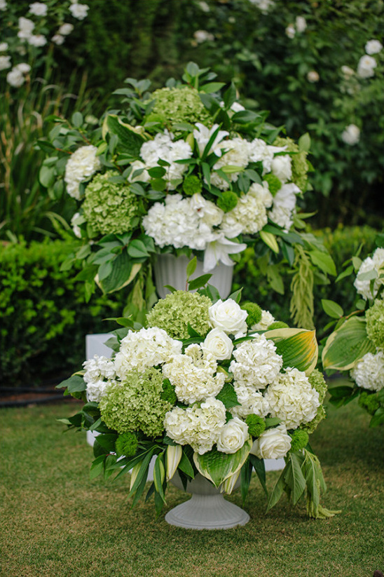 floral wedding ceremony decor @weddingchicks