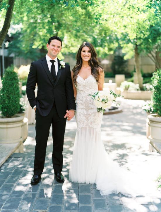 glamorous-white-and-gray-wedding