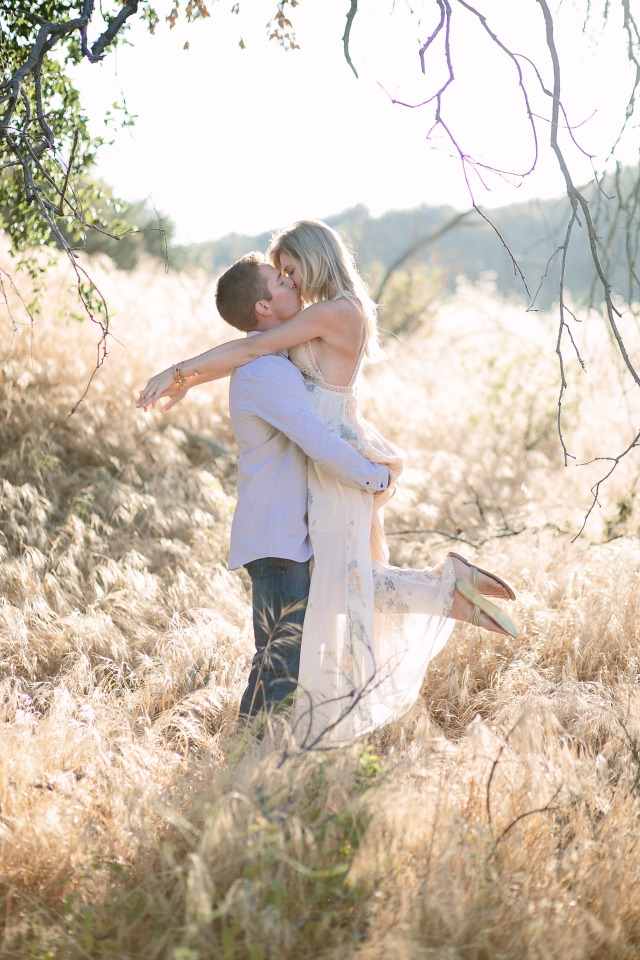 super cute engagement pose ideas