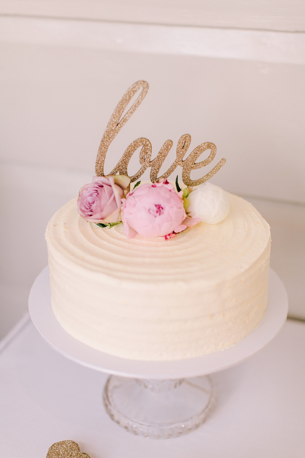 simple wedding cake with gold glittre topper