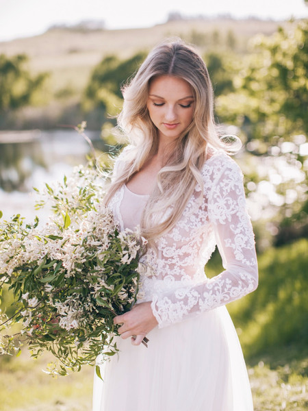 Clean And Simple Texas Wedding Ideas With Flowy Fairytale Dresses