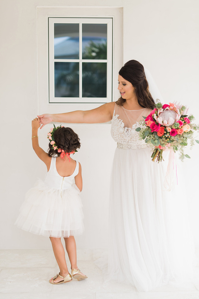 cute flower girl and bride wedding pgoto